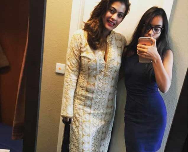 Kajol shared selfie with the girl | ​काजोलने मुलीसह सेल्फी केला शेअर