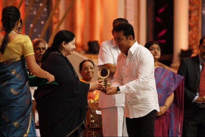 Najnilan tweeted about Kamal Haasan, who has tweeted about Jayalalitha | जयललितांविषयी ट्वीट केलेल्या कमल हसनला नेटीझन्सने धरले धारेवर Najnilan tweeted about Kamal Haasan, who has tweeted about Jayalalitha | जयललितांविषयी ट्वीट केलेल्या कमल हसनला नेटीझन्सने धरले धारेवर