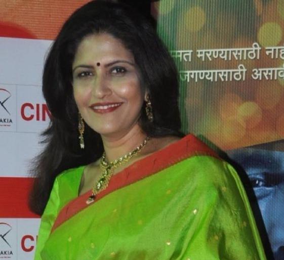 The cinematographers say that there is a need for the cinematographers | चित्रपटगृहांची नितांत गरज आहे असे सांगत आहेत कांचन अधिकारी The cinematographers say that there is a need for the cinematographers | चित्रपटगृहांची नितांत गरज आहे असे सांगत आहेत कांचन अधिकारी