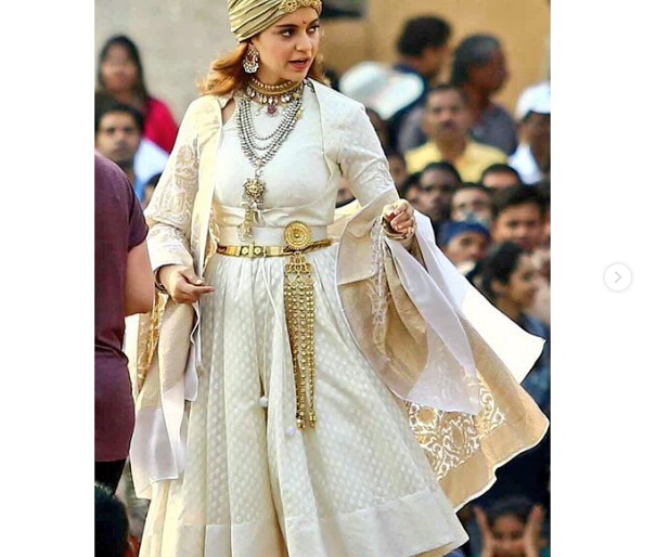 Photo Viral of Rani Lakshmibai's Pahrawal | जयपूरच्या सेटवरचे कंगना राणौतचे राणी लक्ष्मीबाईंच्या पेहरावातले फोटो व्हायरल...