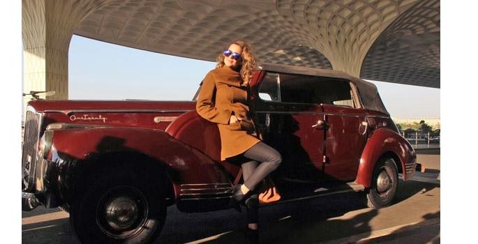 RANGOON: Kangna Ranaut reached the airport in a vintage car | RANGOON: विंटेज कारमध्ये एअरपोर्टवर पोहोचली कंगना राणौत RANGOON: Kangna Ranaut reached the airport in a vintage car | RANGOON: विंटेज कारमध्ये एअरपोर्टवर पोहोचली कंगना राणौत