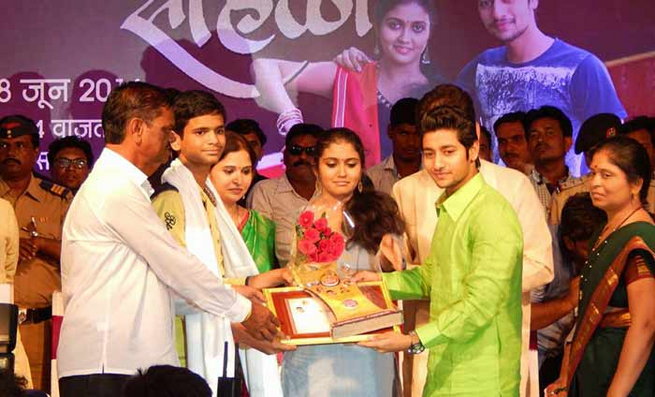 Honors of quality at the hands of Archie-Parsh in Kannada | कन्नडमध्ये आर्ची-परशाच्या हस्ते गुणवंतांचा सत्कार Honors of quality at the hands of Archie-Parsh in Kannada | कन्नडमध्ये आर्ची-परशाच्या हस्ते गुणवंतांचा सत्कार