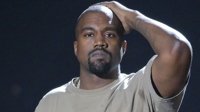 Rappar Kanye West delivers models' use of 'things' to the models | रॅपर कान्ये वेस्टने मॉडेल्सला ‘ही’ वस्तू वापरण्यावर घातली बंदी Rappar Kanye West delivers models' use of 'things' to the models | रॅपर कान्ये वेस्टने मॉडेल्सला ‘ही’ वस्तू वापरण्यावर घातली बंदी