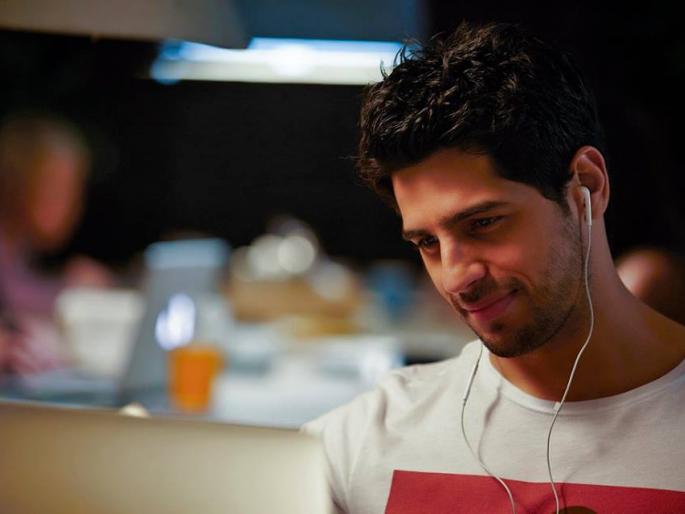Siddharth Malhotra's hair is made of 'Reloaded' maker! | सिद्धार्थ मल्होत्राच्या केसांनी केली ‘रिलोडेड’च्या मेकर्सची गोची! Siddharth Malhotra's hair is made of 'Reloaded' maker! | सिद्धार्थ मल्होत्राच्या केसांनी केली ‘रिलोडेड’च्या मेकर्सची गोची!