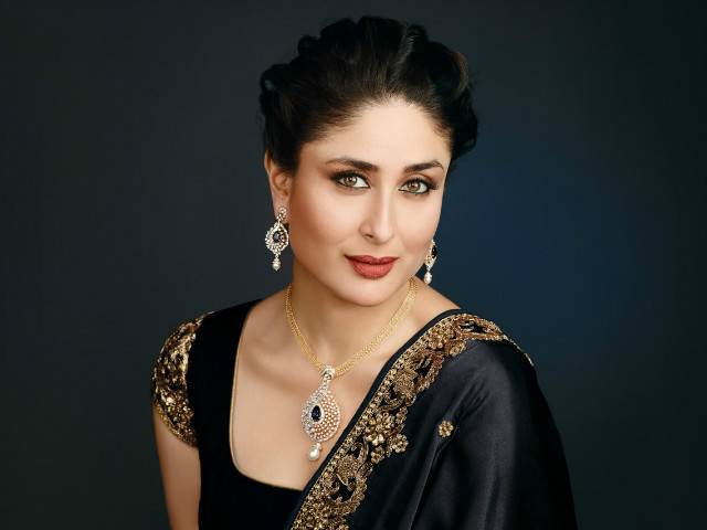 Kareena Kapoor runs to help Kaka | करिना कपूर धावली काकाच्या मदतीला Kareena Kapoor runs to help Kaka | करिना कपूर धावली काकाच्या मदतीला