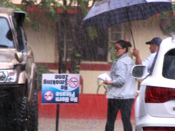 View Pics: Wherever Kapoor walks Kapoor? | View Pics : भरपावसात करिना कपूर चालली तरी कुठे? View Pics: Wherever Kapoor walks Kapoor? | View Pics : भरपावसात करिना कपूर चालली तरी कुठे?