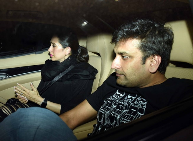 Karisma and Sandeep come from a single car | करिश्मा आणि संदीप येतात एकाच गाडीतून Karisma and Sandeep come from a single car | करिश्मा आणि संदीप येतात एकाच गाडीतून
