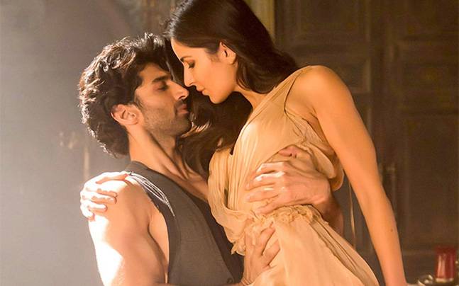 What is Aditya Rai Kapoor doing Ranbir's party with Katrina? | रणबीरची पार्टी सोडून कॅटरिनासोबत काय करतोय आदित्य राय कपूर? What is Aditya Rai Kapoor doing Ranbir's party with Katrina? | रणबीरची पार्टी सोडून कॅटरिनासोबत काय करतोय आदित्य राय कपूर?