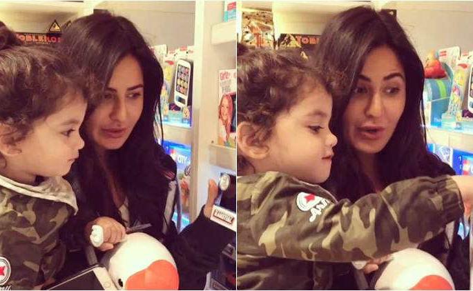 Katrina is on the edge of Kaif, 'he' who is the son? | कॅटरिना कैफच्या कडेवर असलेला ‘तो’ मुलगा कोणाचा?, खेळणेही दिले घेऊन! Katrina is on the edge of Kaif, 'he' who is the son? | कॅटरिना कैफच्या कडेवर असलेला ‘तो’ मुलगा कोणाचा?, खेळणेही दिले घेऊन!