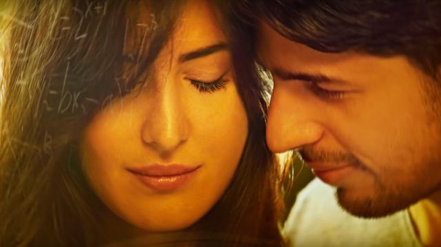 Chemistry of Siddhartha and Katrina singing 'Hundred Skies' | ‘सौ आसमान’ गाण्यात सिद्धार्थ-कॅटरिनाची केमिस्ट्री! Chemistry of Siddhartha and Katrina singing 'Hundred Skies' | ‘सौ आसमान’ गाण्यात सिद्धार्थ-कॅटरिनाची केमिस्ट्री!