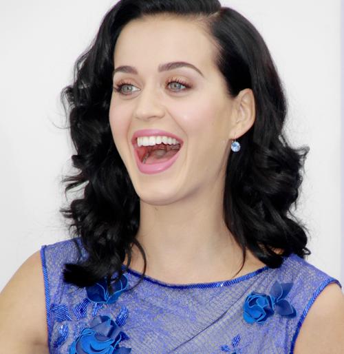 Katie Perry's ephemeriser Katie Perry for budding singers ... | नवोदित गायकांसाठी केटी पेरीचे अँपहीटमेकर केटी पेरीने...