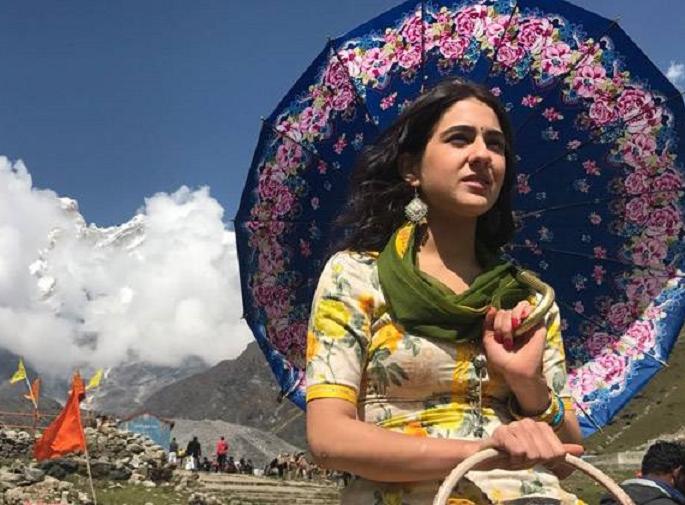 Sara Ali Khan's Bollywood debut postponed for release of 'Kedarnath' by date makers | सारा अली खानचा बॉलिवूड डेब्यू लांबणीवर 'केदारानाथ'ची रिलीज डेट निर्मांत्यांनी पुढे ढकलली Sara Ali Khan's Bollywood debut postponed for release of 'Kedarnath' by date makers | सारा अली खानचा बॉलिवूड डेब्यू लांबणीवर 'केदारानाथ'ची रिलीज डेट निर्मांत्यांनी पुढे ढकलली