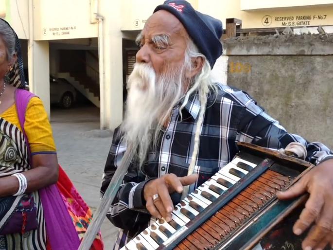 The time has come for this famous musician | या प्रसिद्ध संगीतकारावर आली भीक मागण्याची वेळ The time has come for this famous musician | या प्रसिद्ध संगीतकारावर आली भीक मागण्याची वेळ