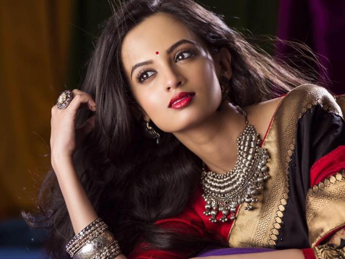 Katechy Witch's Look | केतकीचा ग्लॅमरस लुक