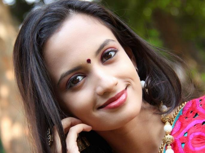 Ketki Mategaonkar was surrounded by fanatic fans; Complaint to the DGP's Director General | केतकी माटेगावकरला अतिउत्साही चाहत्यांनी घेरले; वडिलांची पोलीस महासंचालकाकडे तक्रार Ketki Mategaonkar was surrounded by fanatic fans; Complaint to the DGP's Director General | केतकी माटेगावकरला अतिउत्साही चाहत्यांनी घेरले; वडिलांची पोलीस महासंचालकाकडे तक्रार