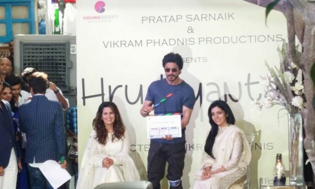 The heart of King Khan at the heart of the film | किंग खानच्या हस्ते ह्रदयांतर चित्रपटाचा मुहूर्त