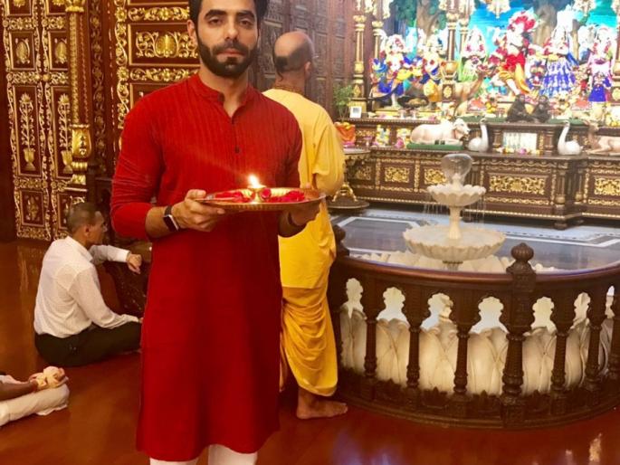 Due to 'Om Shanti Om' success, Kharana gave a visit to the ISKCON temple | ‘ओम शांती ओम’च्या यशासाठी अपारशक्ती खुराणाने दिली ‘इस्कॉन’ मंदिराला भेट Due to 'Om Shanti Om' success, Kharana gave a visit to the ISKCON temple | ‘ओम शांती ओम’च्या यशासाठी अपारशक्ती खुराणाने दिली ‘इस्कॉन’ मंदिराला भेट