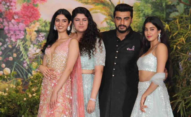 Arjun Kapoor bonding with step sister; Pose with all the three sisters, see the video! | सावत्र बहिणींसोबत दिसली अर्जुन कपूरची बॉण्डिंग; तिन्ही बहिणींसोबत दिली अशी पोज, पाहा व्हिडीओ! Arjun Kapoor bonding with step sister; Pose with all the three sisters, see the video! | सावत्र बहिणींसोबत दिसली अर्जुन कपूरची बॉण्डिंग; तिन्ही बहिणींसोबत दिली अशी पोज, पाहा व्हिडीओ!