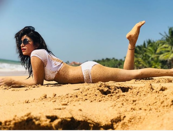 Kishwar Merchant looks bikini | ​किश्वर मर्चंट दिसली बिकनीमध्ये