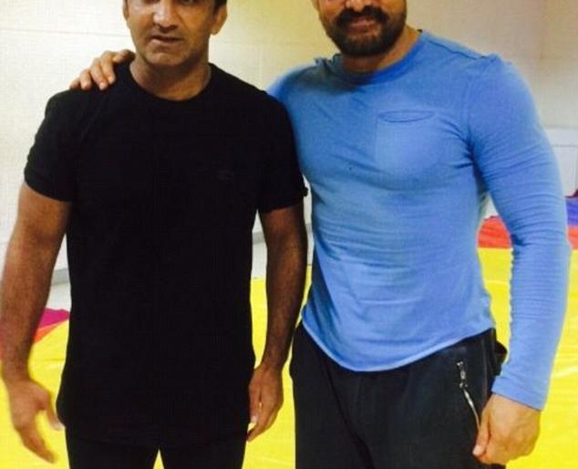 So this wrestler has taught Aamir a 'wrestling' for 'Dangal', about this Pahlwan? | तर या पहेलवानने आमिरला 'दंगल'साठी शिकवलीय कुस्ती जाणून घ्या या पेहलवान विषयी? So this wrestler has taught Aamir a 'wrestling' for 'Dangal', about this Pahlwan? | तर या पहेलवानने आमिरला 'दंगल'साठी शिकवलीय कुस्ती जाणून घ्या या पेहलवान विषयी?