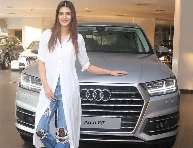 Krypton Sanan purchases 80 lacs car; So many millions of people accept a movie! | क्रिती सॅननने खरेदी केली ८० लाखाची अलिशान कार; एक चित्रपटासाठी स्विकारते इतके कोटी!
