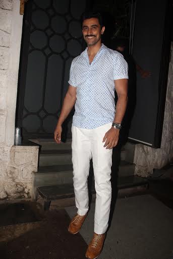 It's a shocking: Kunal Kapoor's wallet during the shooting of 'Gold'? | It's shocking : 'गोल्ड'च्या सेटवर शूटिंग दरम्यान कुणी चोरले कुणाल कपूरचे पाकीट? It's a shocking: Kunal Kapoor's wallet during the shooting of 'Gold'? | It's shocking : 'गोल्ड'च्या सेटवर शूटिंग दरम्यान कुणी चोरले कुणाल कपूरचे पाकीट?