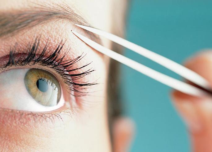 The thickness of eyeglass is important for the young look! | यंगर लूकसाठी भुवयांची जाडी महत्त्वाची !