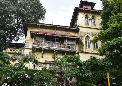 Lakshmi's residence was sold out | ​लक्ष्मी निवास काढले विक्रीला