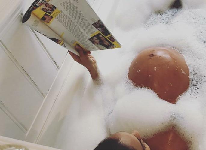 Lisa Hayden now looks like a baby bump in the bathtub! | आता बाथटबमध्ये बेबी बंप दाखविताना दिसली लीजा हेडन!! Lisa Hayden now looks like a baby bump in the bathtub! | आता बाथटबमध्ये बेबी बंप दाखविताना दिसली लीजा हेडन!!