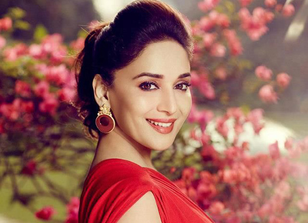 Madhuri Dixit teaches her bike for her Marathi film | ​माधुरी दीक्षित तिच्या मराठी चित्रपटासाठी शिकतेय बाईक चालवायला