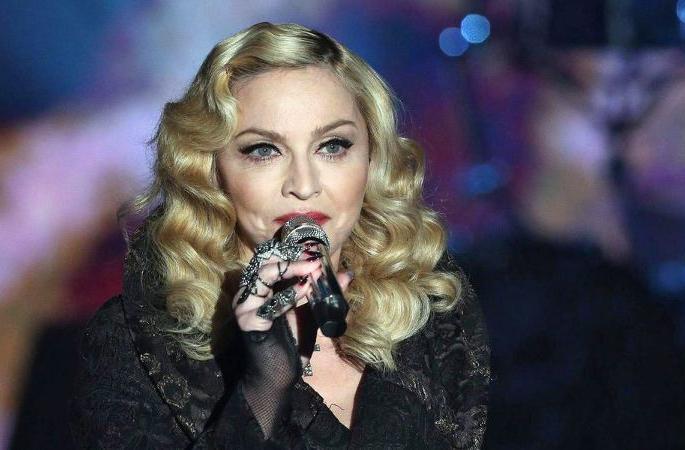 ..and the Madonna broke down | .. अन् मॅडोनाला रडू कोसळले