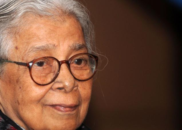 Mahasweta Devi, author of the film Mahadweta, passed away | महादू या चित्रपटाच्या लेखिका ज्ञानपीठ विजेत्या महाश्वेता देवी यांचे निधन Mahasweta Devi, author of the film Mahadweta, passed away | महादू या चित्रपटाच्या लेखिका ज्ञानपीठ विजेत्या महाश्वेता देवी यांचे निधन