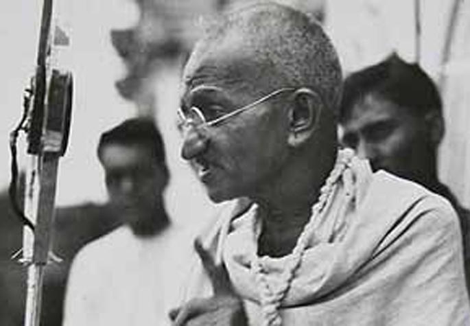 Who gave Gandhiji the title of 'Mahatma'? | गांधीजींना अखरे ‘महात्मा’ पदवी कोणी दिली?