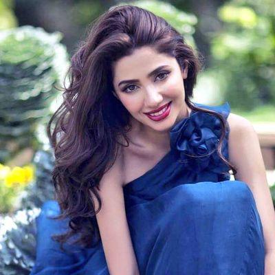 Mahira says that Shahrukh stood in front of everyone and forgot everything ... | माहिरा म्हणते, शाहरूखसमोर उभे झाले अन् सगळेच विसरले...