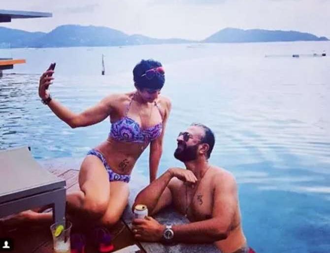 Bedi, a social worker who took a selfie along with her husband in Bikini, sensation on social media! | बिकिनीमध्ये पतीसोबत सेल्फी घेताना दिसली मंदिरा बेदी, सोशल मीडियावर खळबळ! Bedi, a social worker who took a selfie along with her husband in Bikini, sensation on social media! | बिकिनीमध्ये पतीसोबत सेल्फी घेताना दिसली मंदिरा बेदी, सोशल मीडियावर खळबळ!