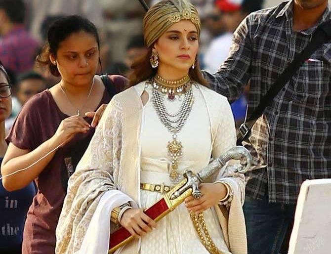Brahmins protesting against Kannana Ranaut's 'Manikarnika' | कंगना राणौतच्या 'मणिकार्णिका'ला होणारा ब्राम्हण महासभेचा विरोध मावळला Brahmins protesting against Kannana Ranaut's 'Manikarnika' | कंगना राणौतच्या 'मणिकार्णिका'ला होणारा ब्राम्हण महासभेचा विरोध मावळला