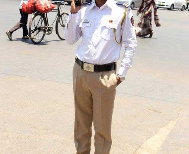 Traffic police became Manoj Bajpayee | ​मनोज वाजपेयी बनला ट्रॅफिक पोलिस