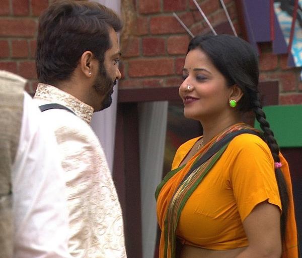 Monali has made himself a nominee for Punjabi | मनू पंजाबीसाठी मोनालिसाने केले स्वत:ला नॉमिनेट