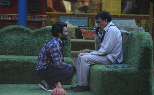 Big Boss: Manavir's father advised him to stay away from Manu | बिग बॉस : मनवीरच्या वडिलांनी दिला मनूपासून दूर राहण्याचा सल्ला Big Boss: Manavir's father advised him to stay away from Manu | बिग बॉस : मनवीरच्या वडिलांनी दिला मनूपासून दूर राहण्याचा सल्ला