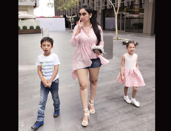 SEE PIC: Visiting the Venue in Dubai | SEE PIC : दुबईमध्ये व्हेकेशन एन्जॉय करीत आहे मान्यता दत्त SEE PIC: Visiting the Venue in Dubai | SEE PIC : दुबईमध्ये व्हेकेशन एन्जॉय करीत आहे मान्यता दत्त
