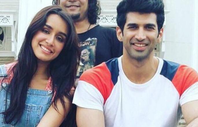 Shabda-Aditya Chemistry in 'Okay Janu' poster! | ‘ओके जानू’च्या पोस्टरमध्ये श्रद्धा-आदित्यची केमिस्ट्री!