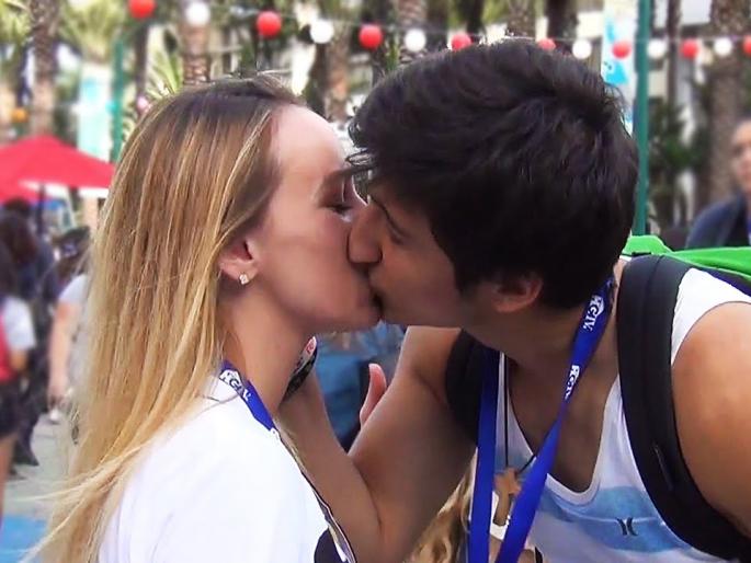 Kissers in public places ...! | ​सार्वजनिक ठिकाणी चुंबन करणारे...!