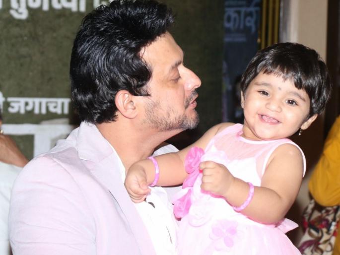 This is a cute photo of Swapnil Joshi, Lake Myra | पाहाच स्वप्निल जोशीची लेक मायराचे हे क्यूट फोटो This is a cute photo of Swapnil Joshi, Lake Myra | पाहाच स्वप्निल जोशीची लेक मायराचे हे क्यूट फोटो