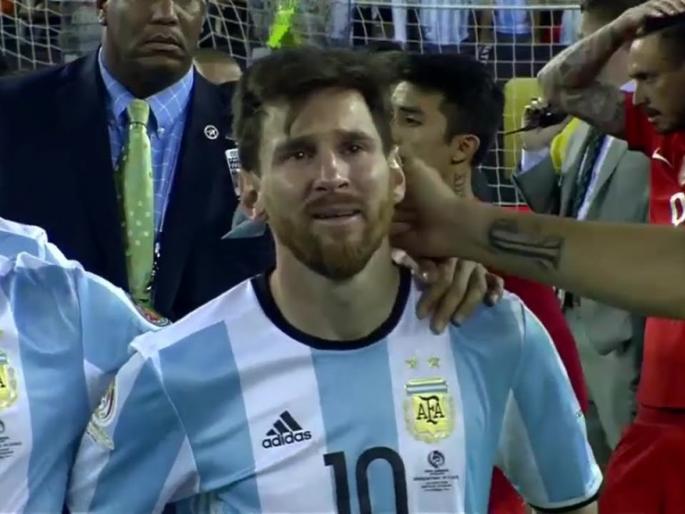 ... and tears of tears in Messi's eyes | ...आणि मेस्सीच्या डोळ्यात तरळले अश्रू ... and tears of tears in Messi's eyes | ...आणि मेस्सीच्या डोळ्यात तरळले अश्रू