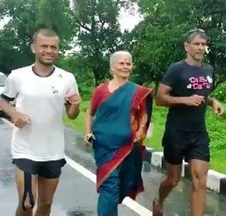 Milind got it along with mother | मिलिंदला मिळाली आईची साथ