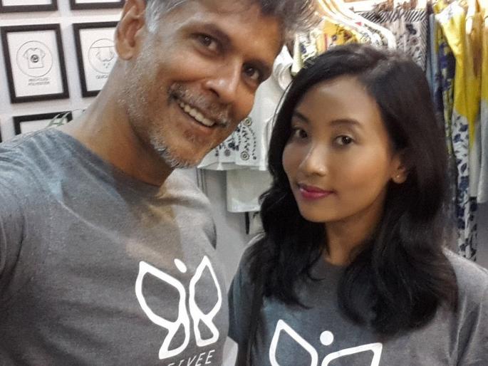 51-year-old Milind Soman shared photo with 18-year-old girlfriends, see photos! | ५१ वर्षीय मिलिंद सोमणने १८ वर्षीय गर्लफ्रेंडसोबतचा फोटो केला शेअर, पहा फोटो!