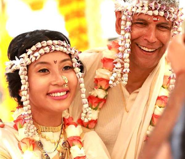 There was a new picture of Milind Soman's marriage, that was the case with both of them | मिलिंद सोमणच्या लग्नाचे नवीन फोटो आले समोर,असा होता दोघांचा अंदाज There was a new picture of Milind Soman's marriage, that was the case with both of them | मिलिंद सोमणच्या लग्नाचे नवीन फोटो आले समोर,असा होता दोघांचा अंदाज