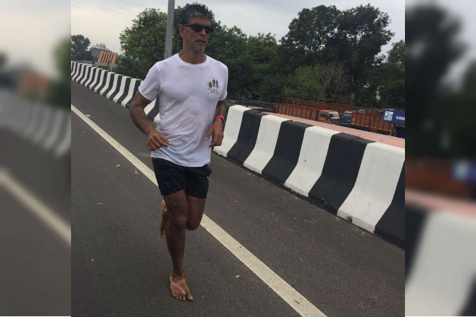 When Milind Soman picks up barefoot ... | मिलिंद सोमण अनवाणी धावतो तेव्हा… When Milind Soman picks up barefoot ... | मिलिंद सोमण अनवाणी धावतो तेव्हा…