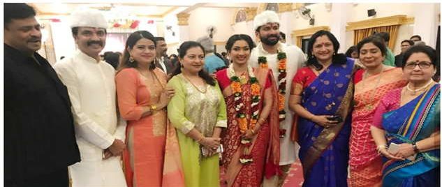 Milind Gawli's daughter got married ... Many celebrities from the Marathi industry have brought laurels | मिलिंद गवळी यांच्या मुलीचे झाले लग्न... मराठी इंडस्ट्रीतील अनेक सेलिब्रेटींनी लावली हजेरी Milind Gawli's daughter got married ... Many celebrities from the Marathi industry have brought laurels | मिलिंद गवळी यांच्या मुलीचे झाले लग्न... मराठी इंडस्ट्रीतील अनेक सेलिब्रेटींनी लावली हजेरी