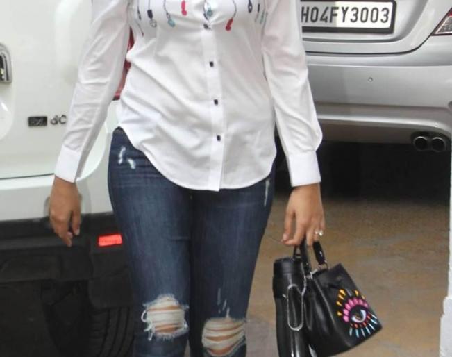 Do you know the price of Shahid Kapoor's wife Mira Rajput's bag? Click to learn! | शाहिद कपूरची पत्नी मीरा राजपूतच्या बॅगची किंमती माहिती आहे तुम्हाला ? जाणून घेण्यासाठी क्लिक करा! Do you know the price of Shahid Kapoor's wife Mira Rajput's bag? Click to learn! | शाहिद कपूरची पत्नी मीरा राजपूतच्या बॅगची किंमती माहिती आहे तुम्हाला ? जाणून घेण्यासाठी क्लिक करा!